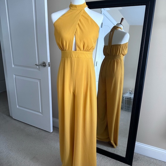 Boutique Chic 💛 Halter Jumpsuit - Picture 14 of 16